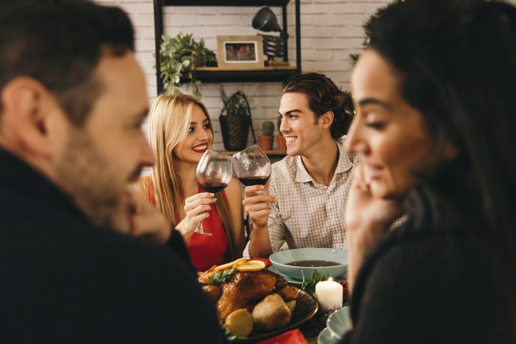 dos-parejas-jovenes-en-cena-de-navidad (2)